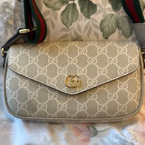 SOLD ON M E R C A R I
Gucci Ophidia Pochette with Matching Key Case